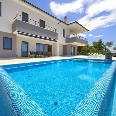 Unique With Private Pool Apartment